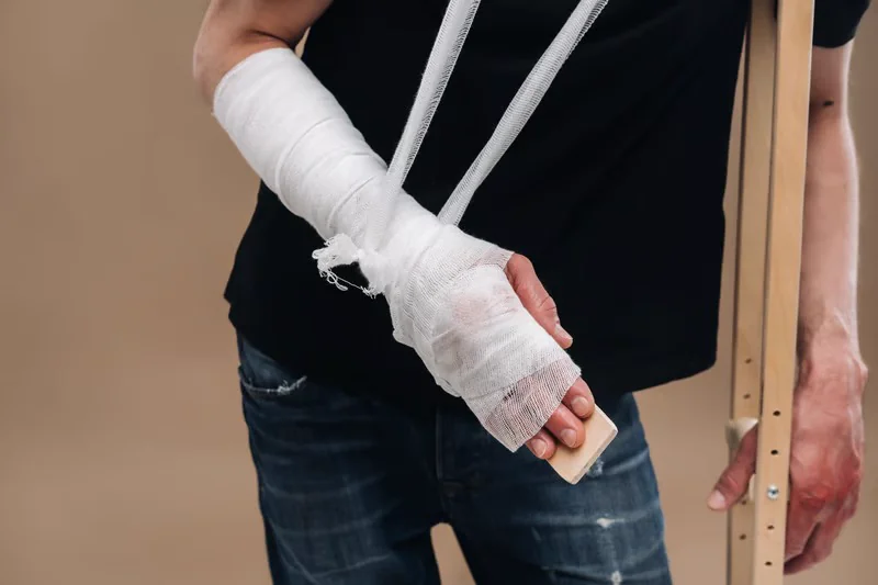 Immobilising a fracture with a splint at Kapadia Hospital, Mumbai